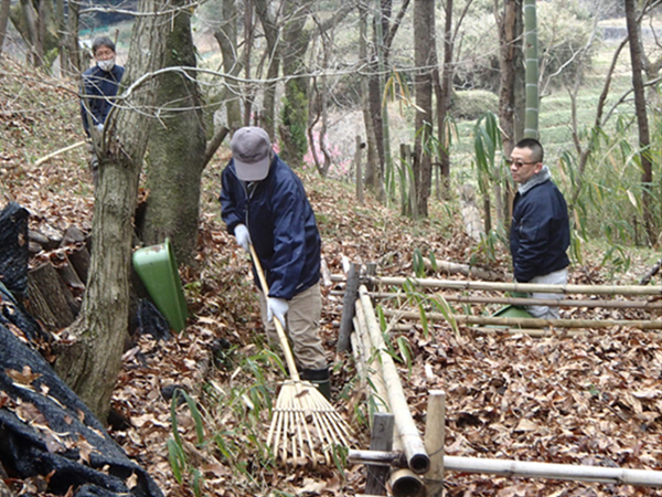 Collecting fallen leaves for compost at the SGC Asuka Forest Phot