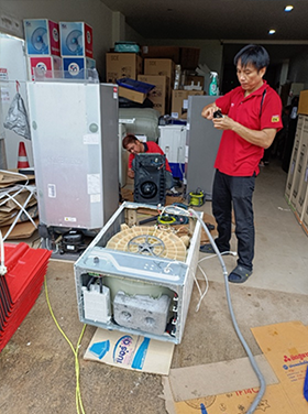 Repairing a washing machine damaged in the December flood Phot