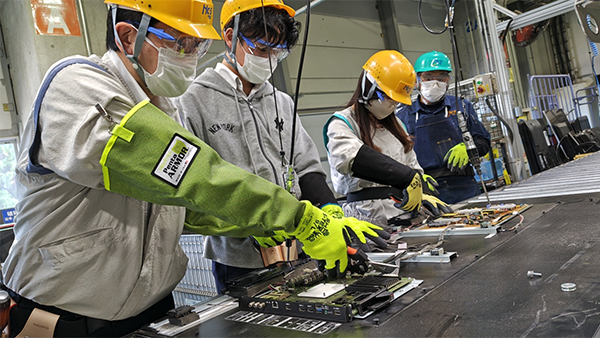 薄Dismantling session of flat-panel TVs pic